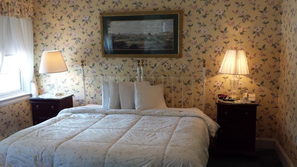 The Country Inn Of Berkeley Springs Room photo