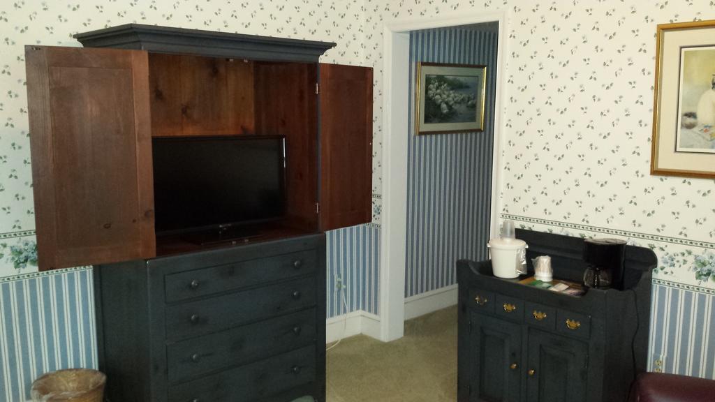 The Country Inn Of Berkeley Springs Room photo