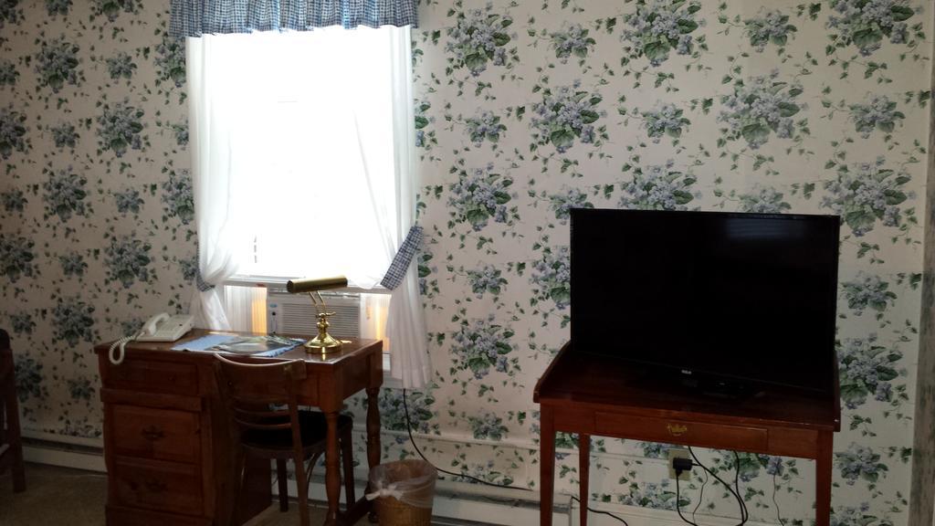 The Country Inn Of Berkeley Springs Room photo