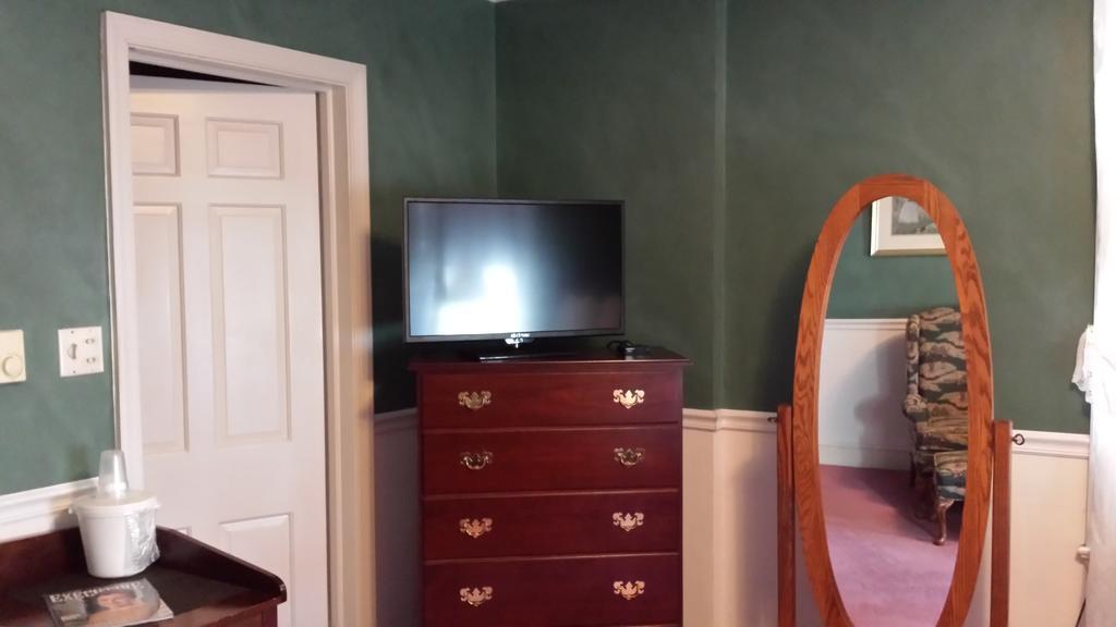 The Country Inn Of Berkeley Springs Room photo