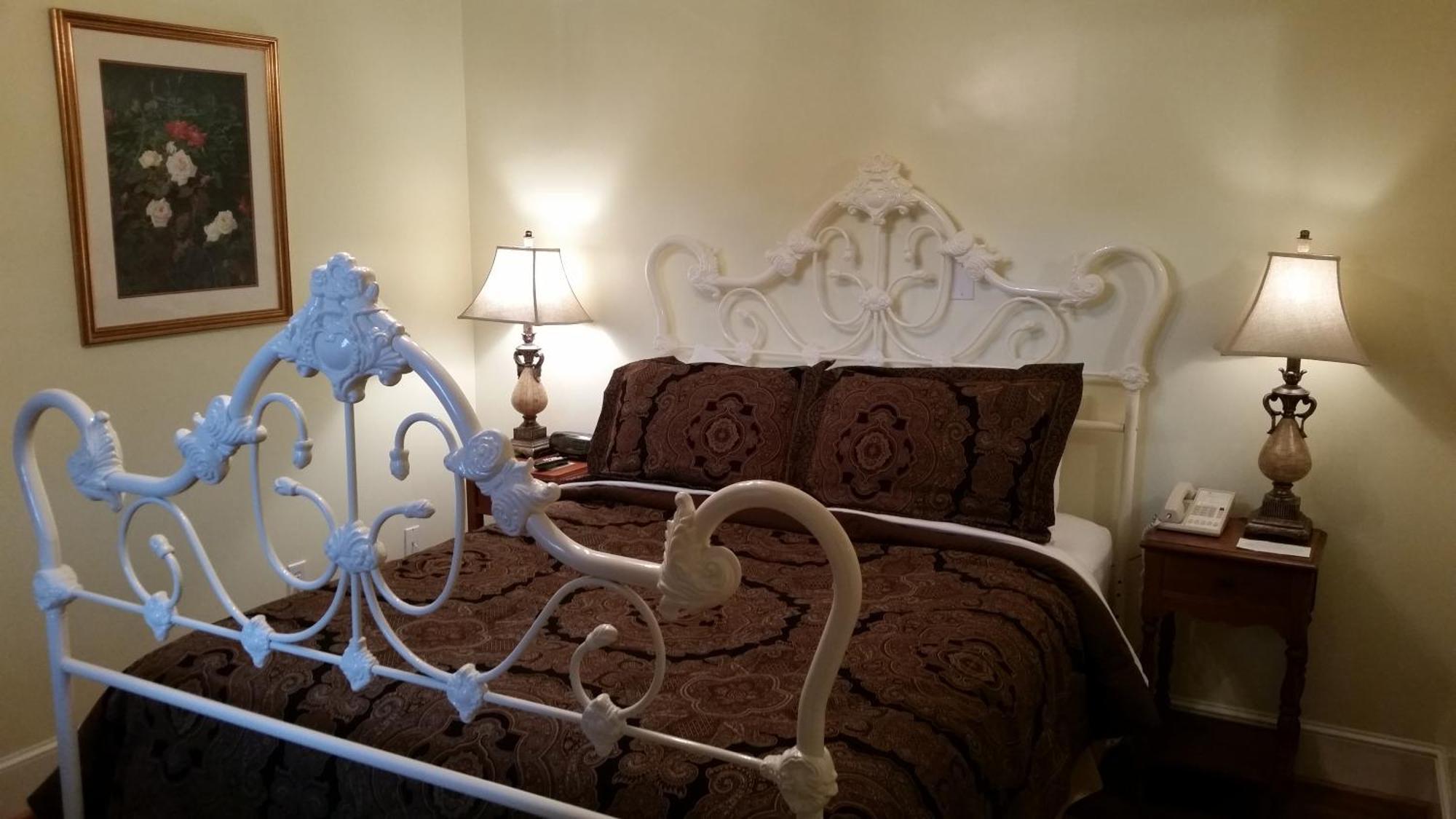 The Country Inn Of Berkeley Springs Room photo