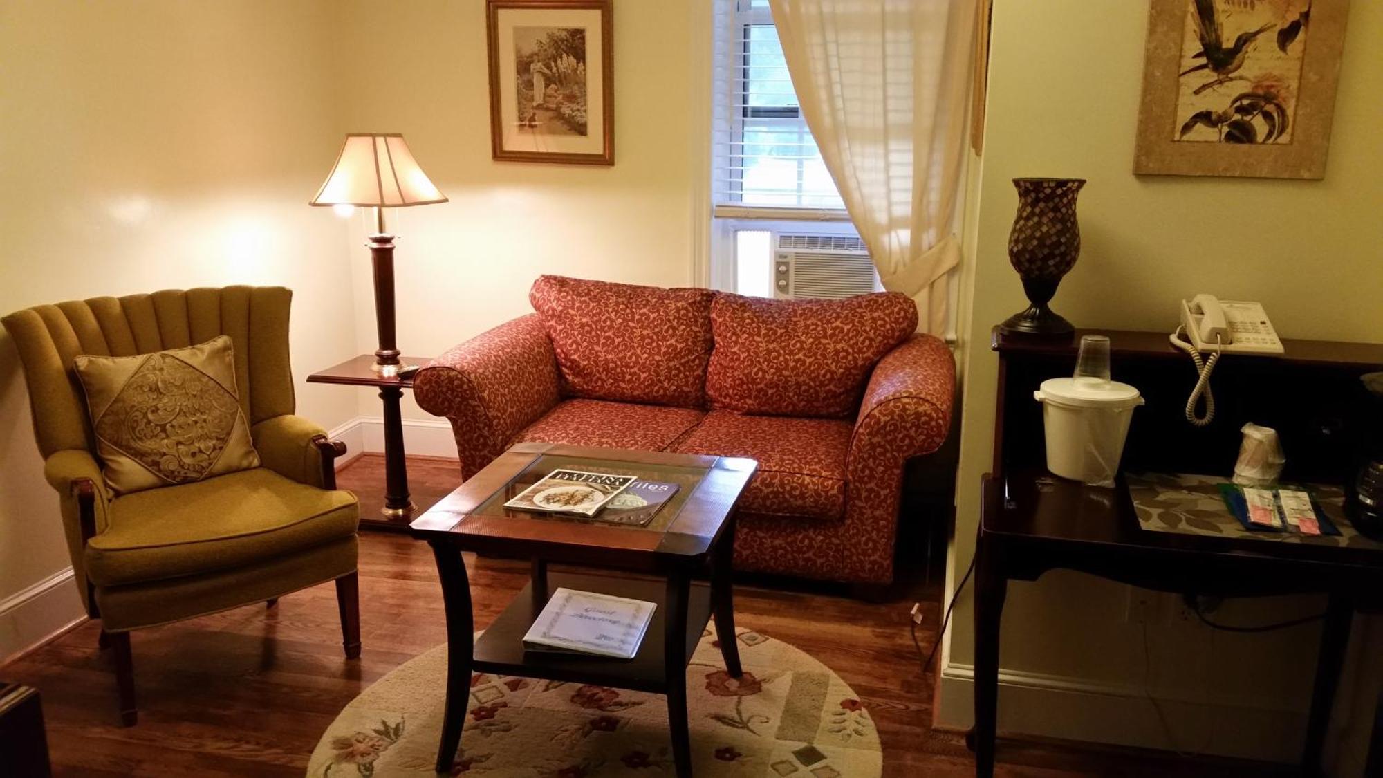 The Country Inn Of Berkeley Springs Room photo
