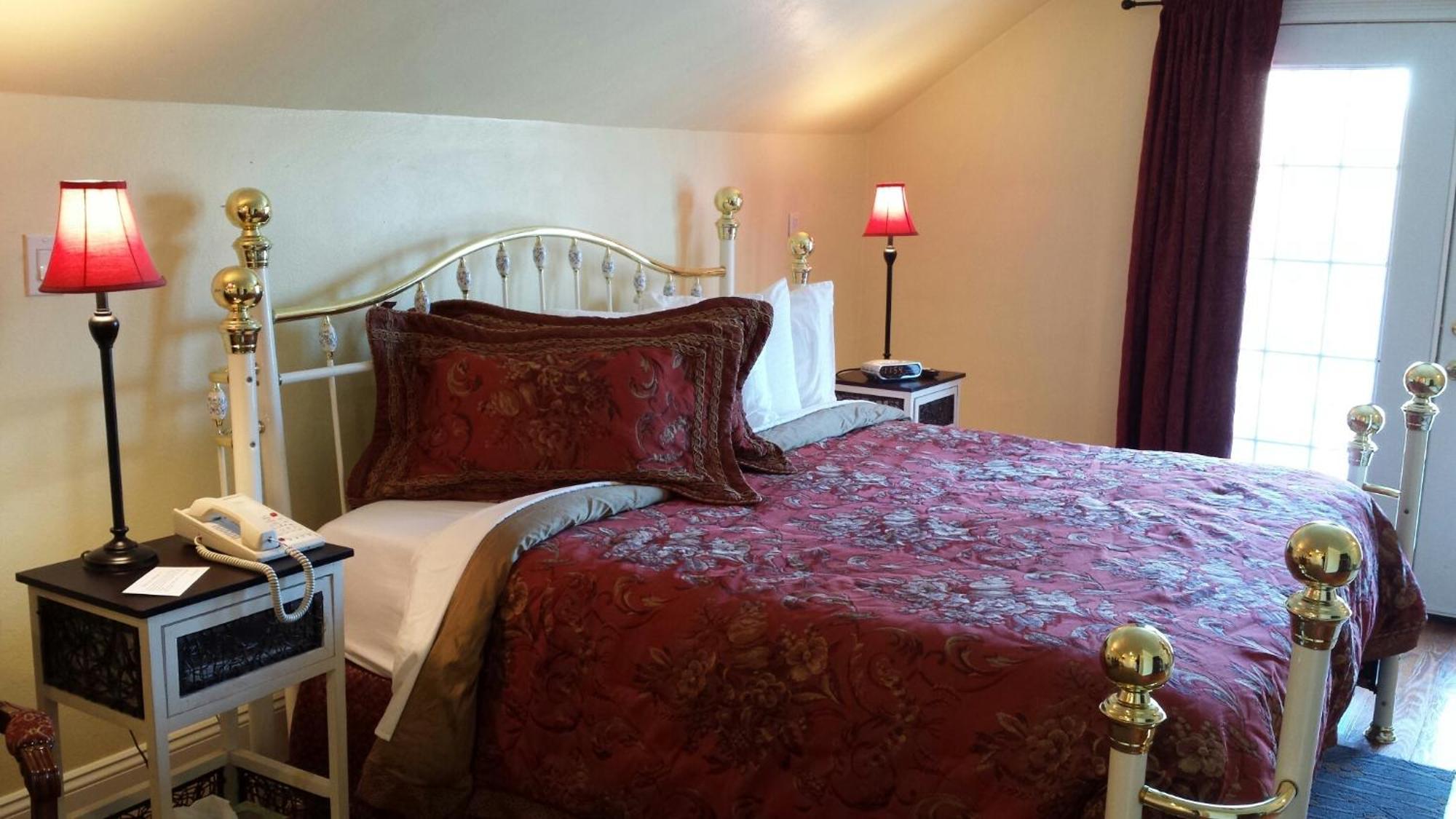 The Country Inn Of Berkeley Springs Room photo